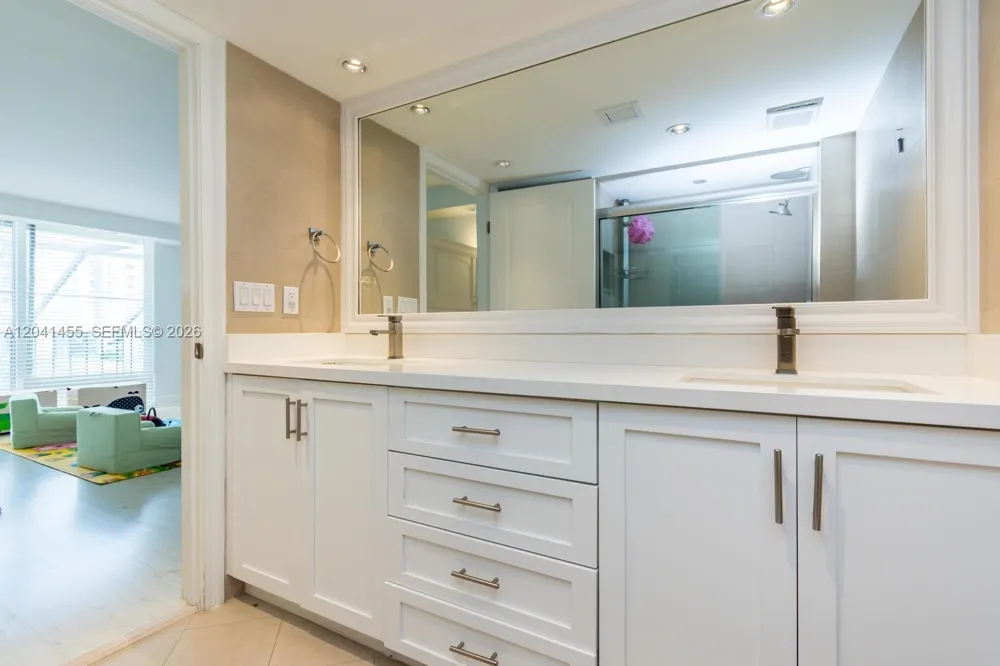 425 Grapetree Dr #206 Key Biscayne, FL 33149
