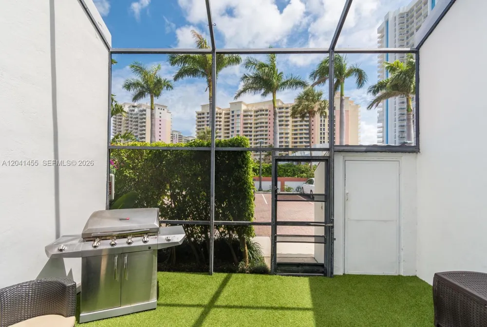 425 Grapetree Dr #206 Key Biscayne, FL 33149