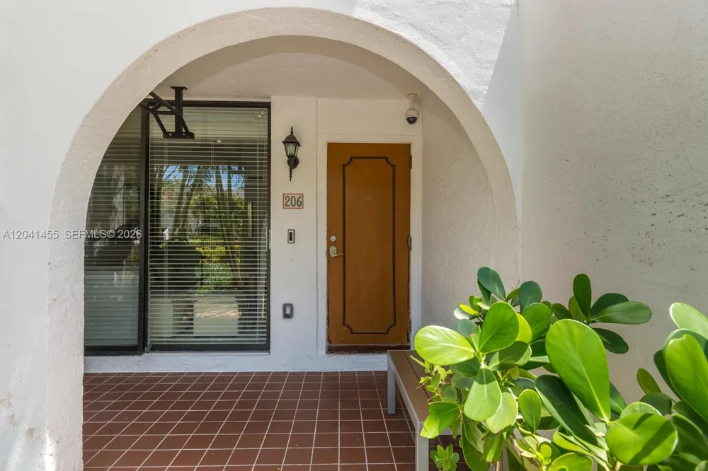 425 Grapetree Dr #206 Key Biscayne, FL 33149