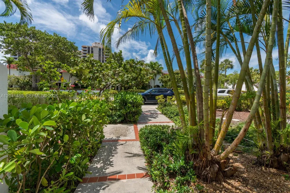 425 Grapetree Dr #206 Key Biscayne, FL 33149