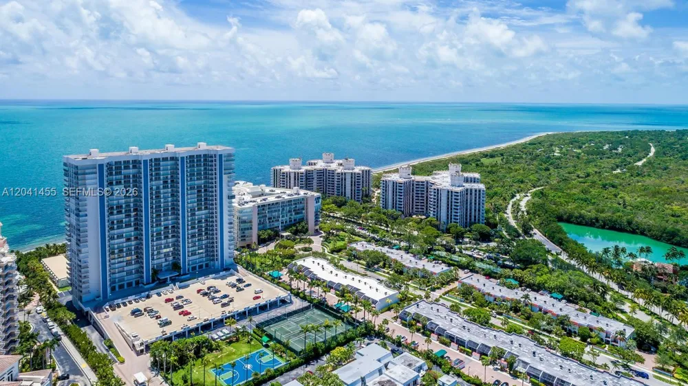 425 Grapetree Dr #206 Key Biscayne, FL 33149