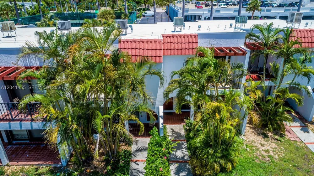 425 Grapetree Dr #206 Key Biscayne, FL 33149