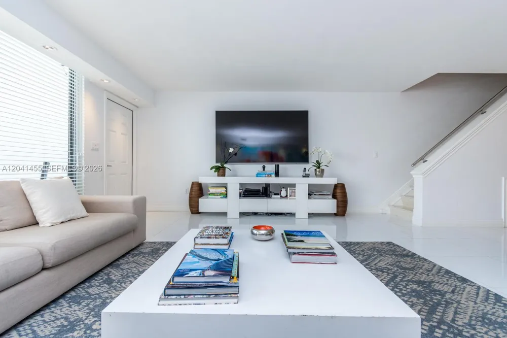 425 Grapetree Dr #206 Key Biscayne, FL 33149