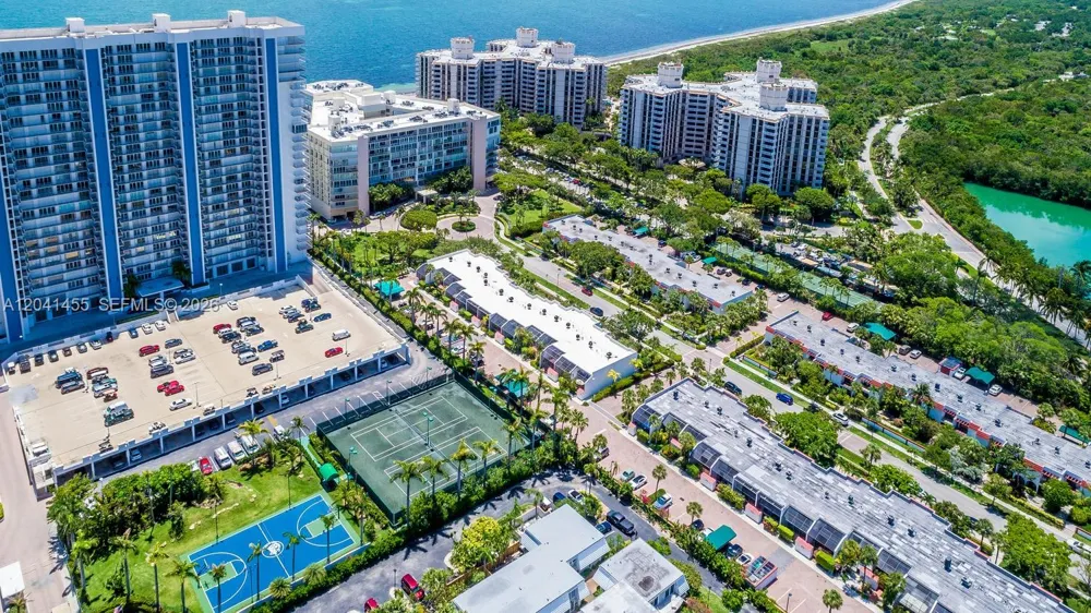 425 Grapetree Dr #206 Key Biscayne, FL 33149