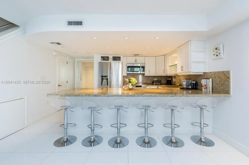 425 Grapetree Dr #206 Key Biscayne, FL 33149