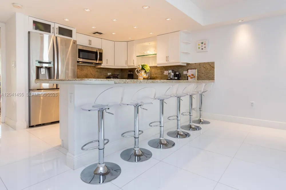 425 Grapetree Dr #206 Key Biscayne, FL 33149