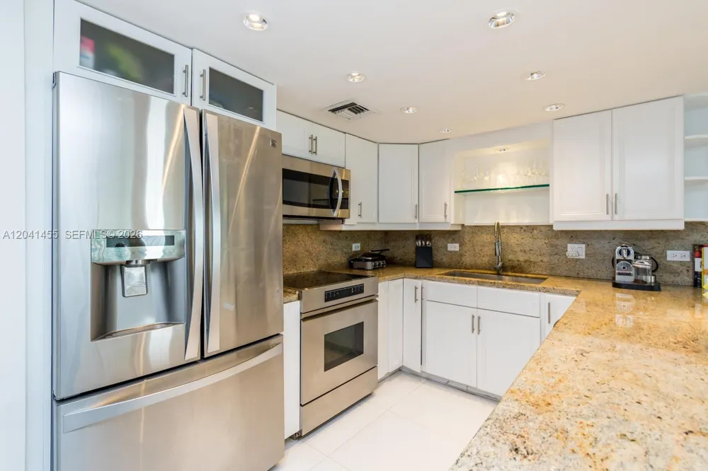 425 Grapetree Dr #206 Key Biscayne, FL 33149