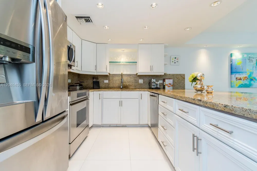425 Grapetree Dr #206 Key Biscayne, FL 33149