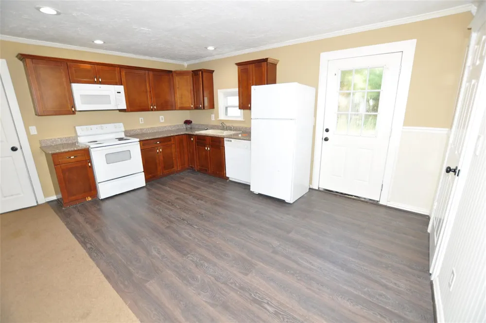 208 Blue Lake Drive Huffman, TX 77336
