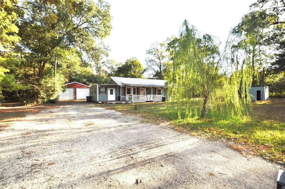 208 Blue Lake Drive Huffman, TX 77336