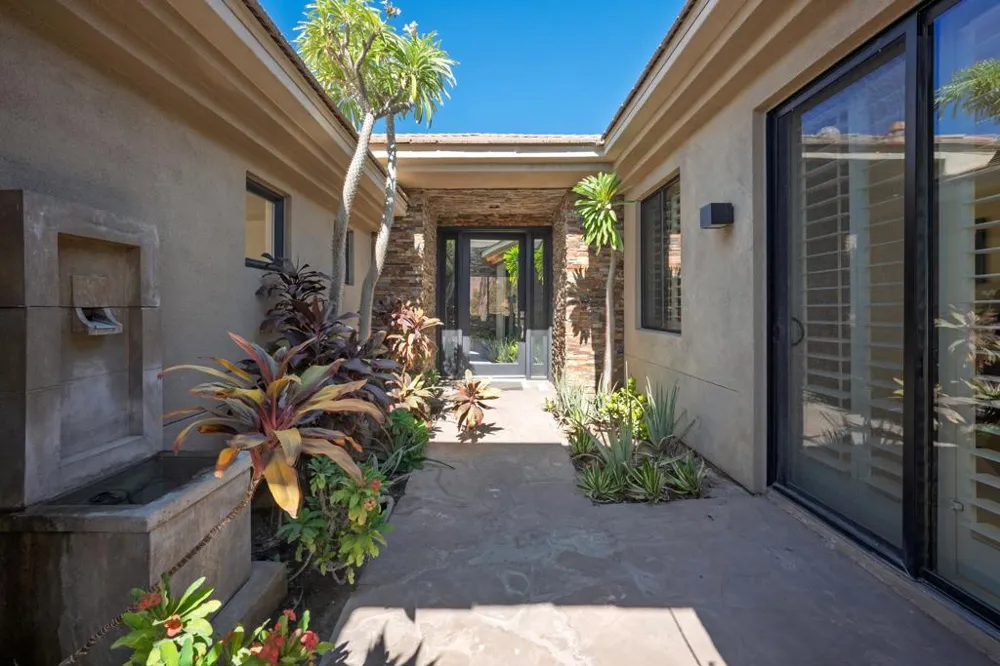 33 ViA Las Flores Rancho Mirage, CA 92270