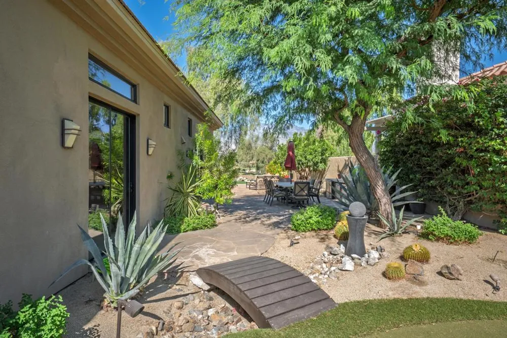 33 ViA Las Flores Rancho Mirage, CA 92270