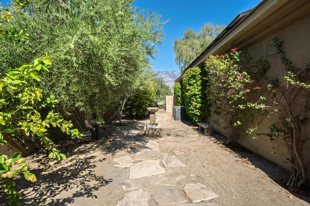 33 ViA Las Flores Rancho Mirage, CA 92270