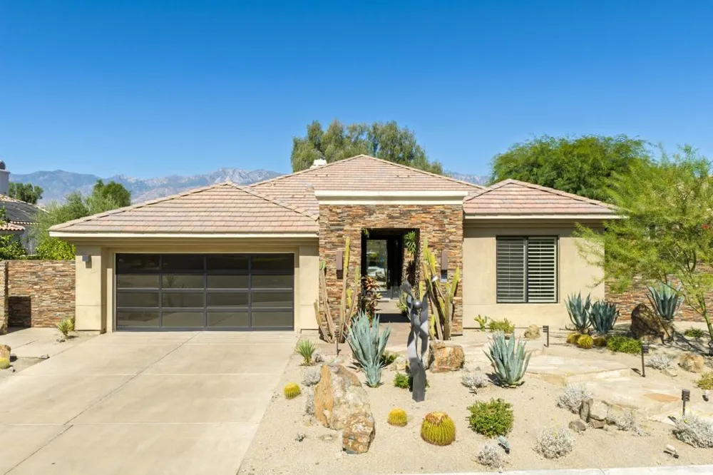 33 ViA Las Flores Rancho Mirage, CA 92270