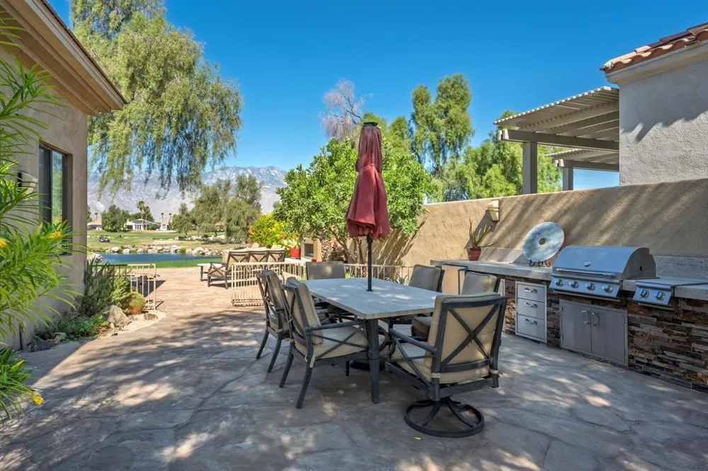 33 ViA Las Flores Rancho Mirage, CA 92270