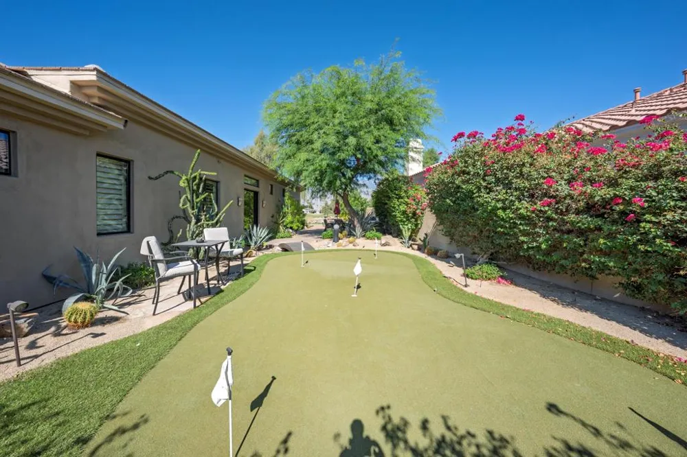 33 ViA Las Flores Rancho Mirage, CA 92270
