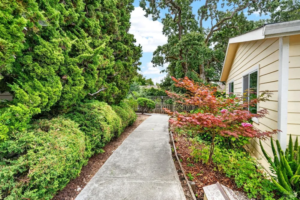 32 Springhill Court Santa Rosa, CA 95409
