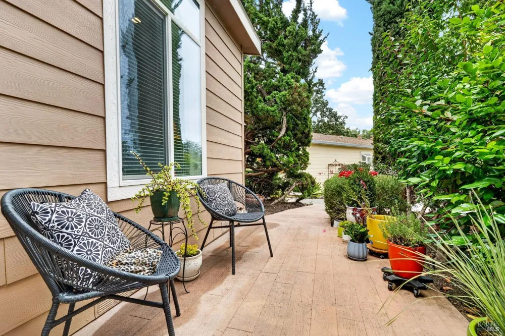 32 Springhill Court Santa Rosa, CA 95409