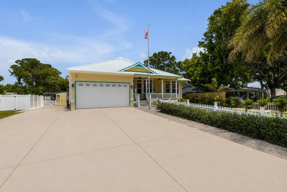 521 S PENINSULA AVENUE New Smyrna Beach, FL 32169