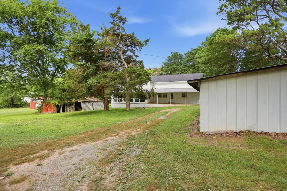 120 Bradley Ln Cottontown, TN 37048