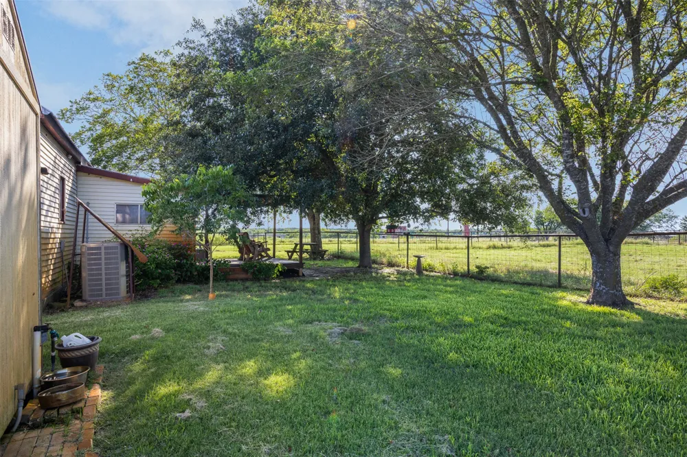 1546 County Road 203 Paige, TX 78659