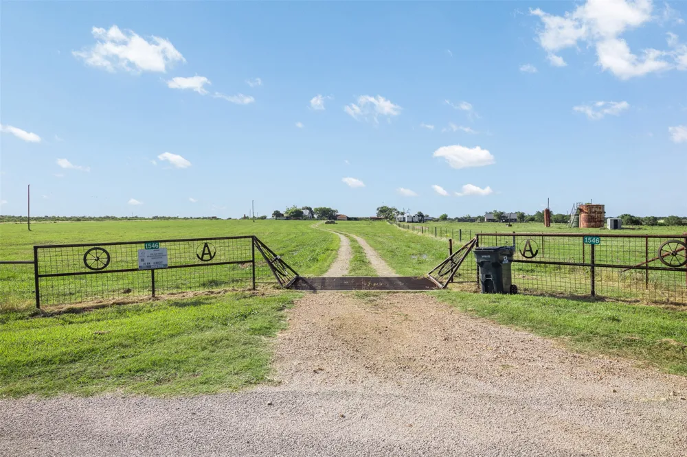 1546 County Road 203 Paige, TX 78659