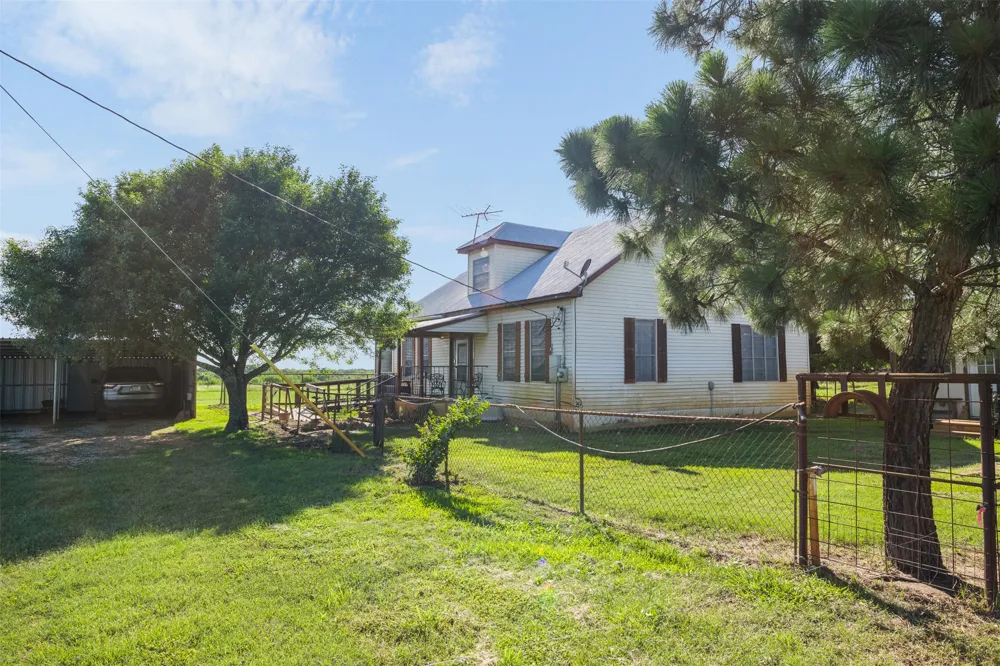 1546 County Road 203 Paige, TX 78659
