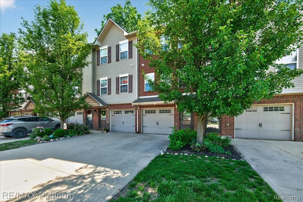 1602 Pinecroft Ln. Howell City, MI 48855