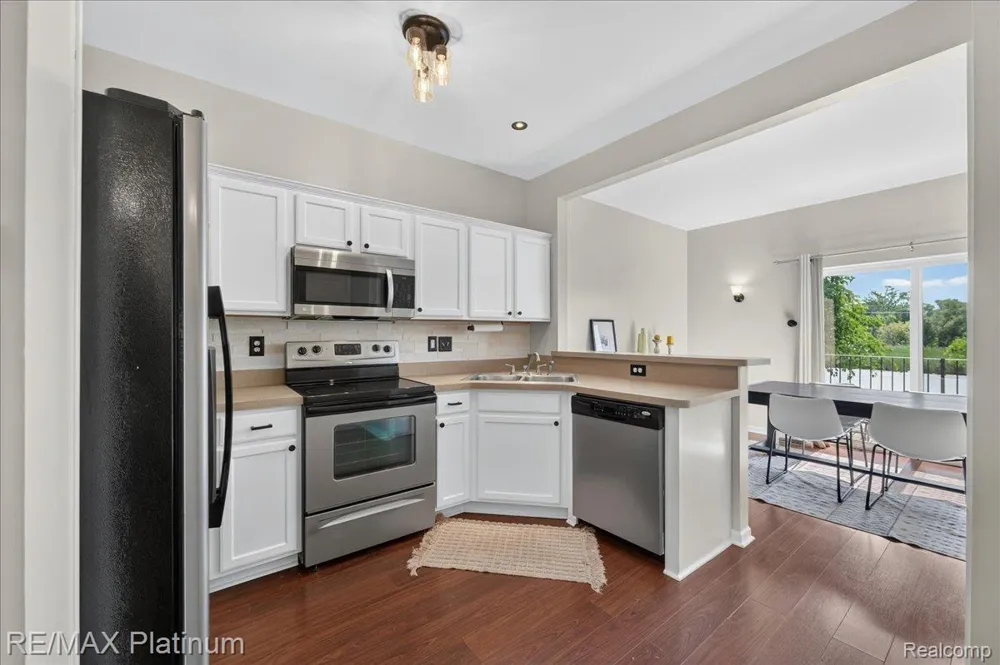 1602 Pinecroft Ln. Howell City, MI 48855