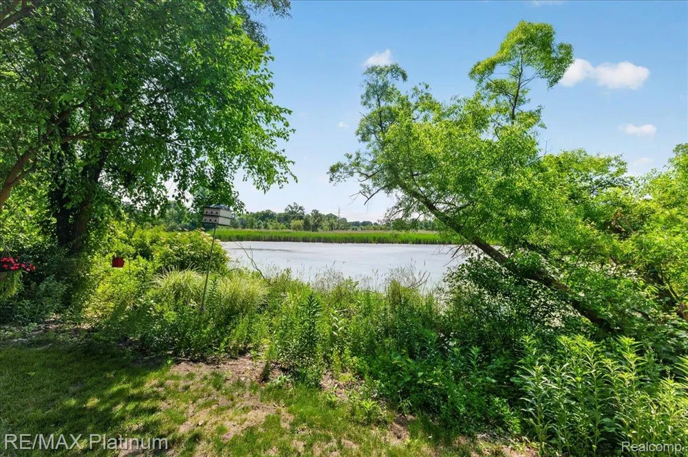 1602 Pinecroft Ln. Howell City, MI 48855