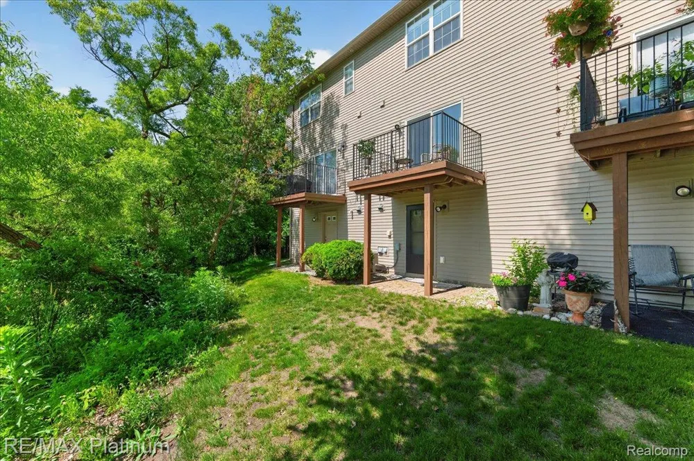 1602 Pinecroft Ln. Howell City, MI 48855
