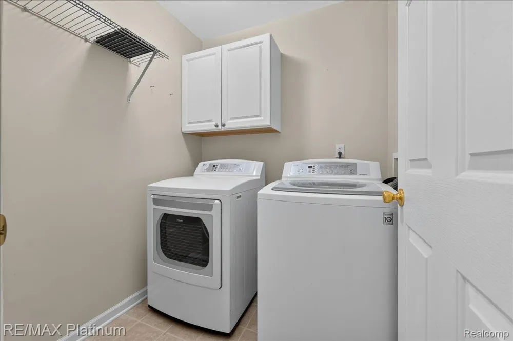 1602 Pinecroft Ln. Howell City, MI 48855