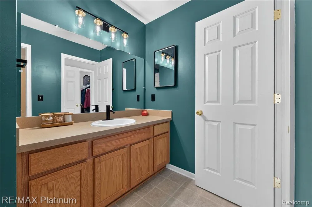 1602 Pinecroft Ln. Howell City, MI 48855