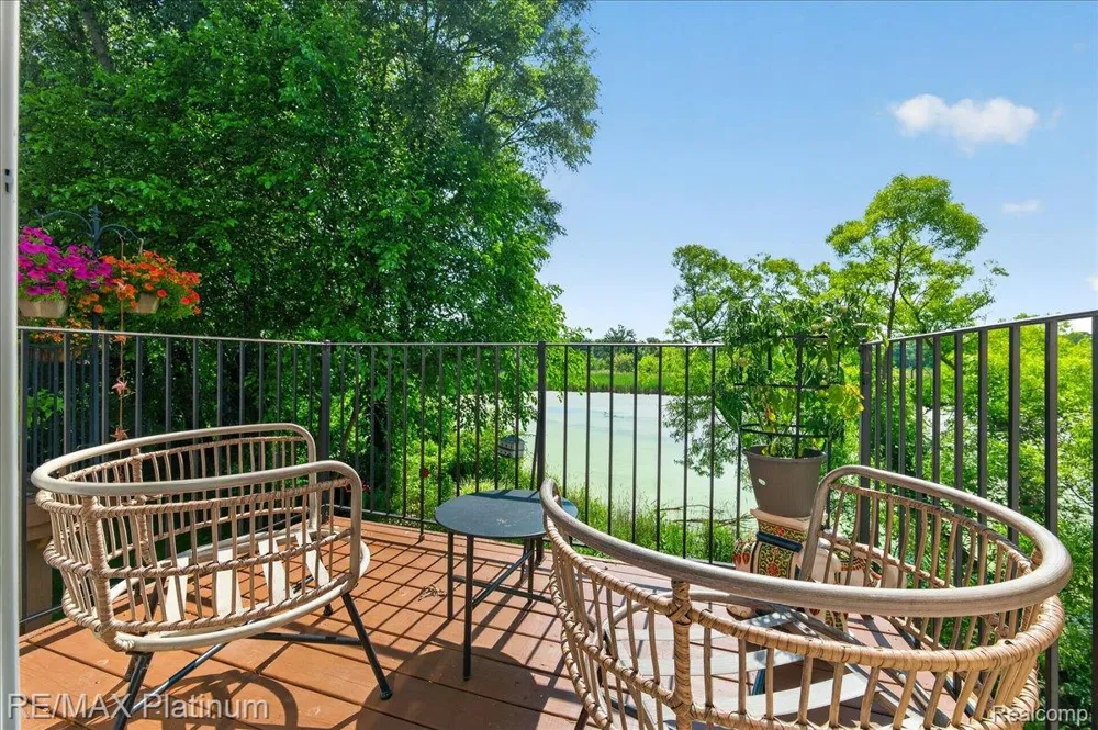 1602 Pinecroft Ln. Howell City, MI 48855
