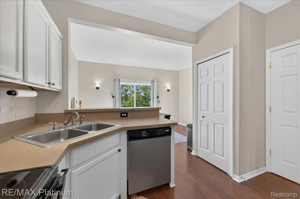 1602 Pinecroft Ln. Howell City, MI 48855