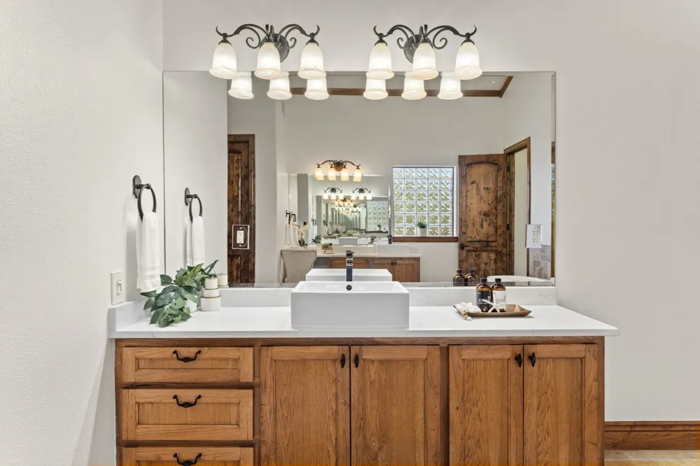 2180 La Ventana Parkway Driftwood, TX 78619