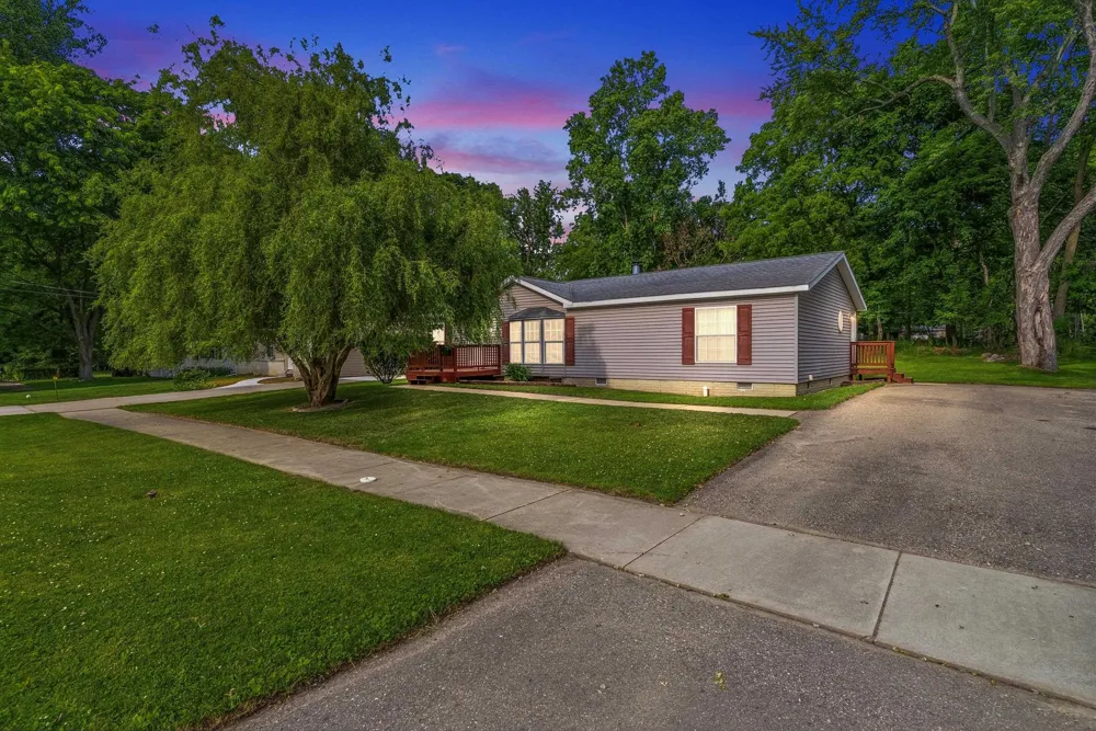 880 East Street Fenton City, MI 48430