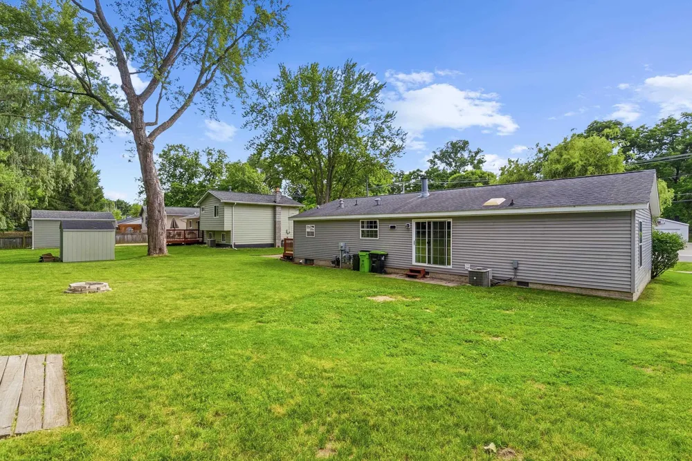 880 East Street Fenton City, MI 48430