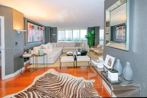 3600 Mystic Pointe Dr #718