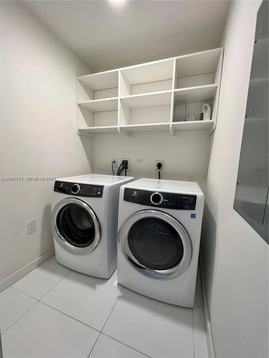 851 NE 1st Ave #1208 Miami, FL 33132
