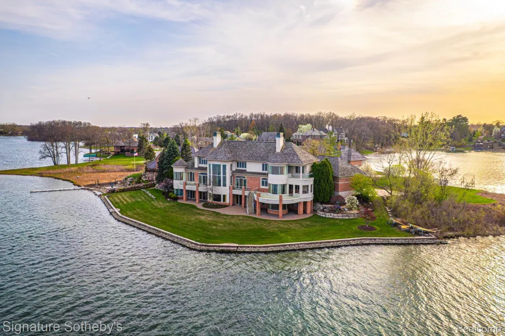 82 CHATEAUX DU LAC Fenton Charter Township, MI 48430