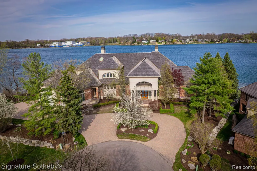 82 CHATEAUX DU LAC Fenton Charter Township, MI 48430