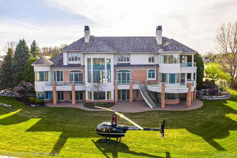 82 CHATEAUX DU LAC Fenton Charter Township, MI 48430