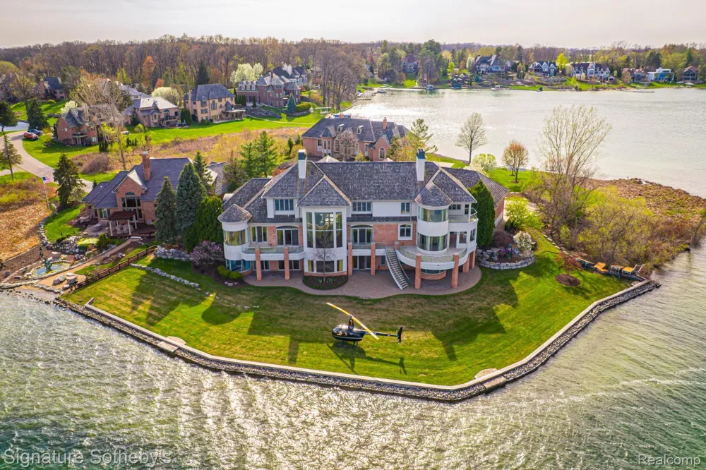 82 CHATEAUX DU LAC Fenton Charter Township, MI 48430