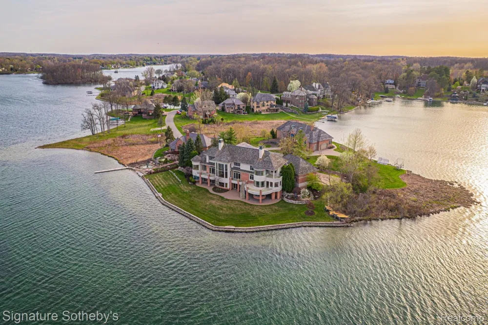 82 CHATEAUX DU LAC Fenton Charter Township, MI 48430