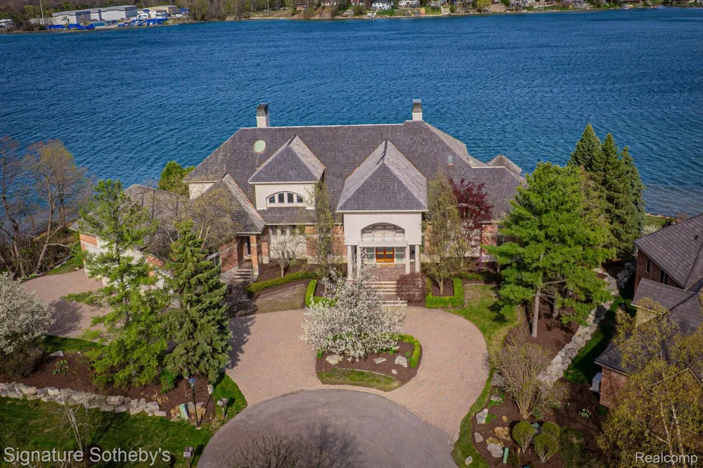 82 CHATEAUX DU LAC Fenton Charter Township, MI 48430