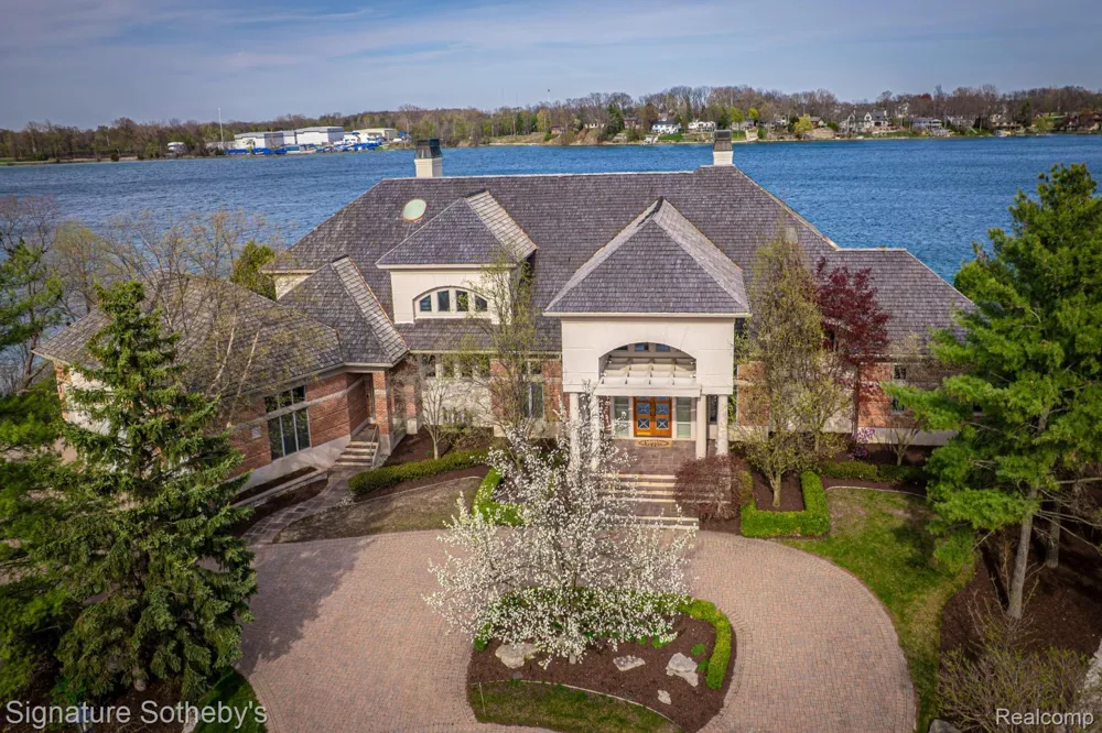 82 CHATEAUX DU LAC Fenton Charter Township, MI 48430