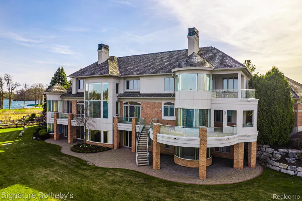 82 CHATEAUX DU LAC Fenton Charter Township, MI 48430
