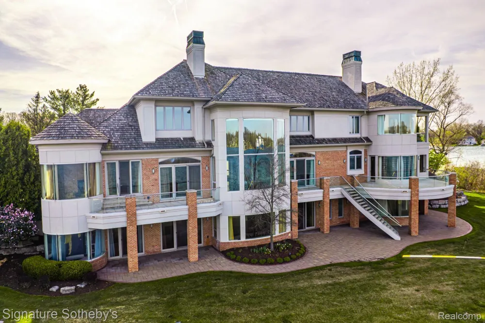 82 CHATEAUX DU LAC Fenton Charter Township, MI 48430