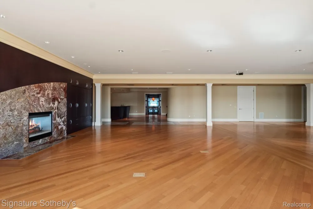 82 CHATEAUX DU LAC Fenton Charter Township, MI 48430